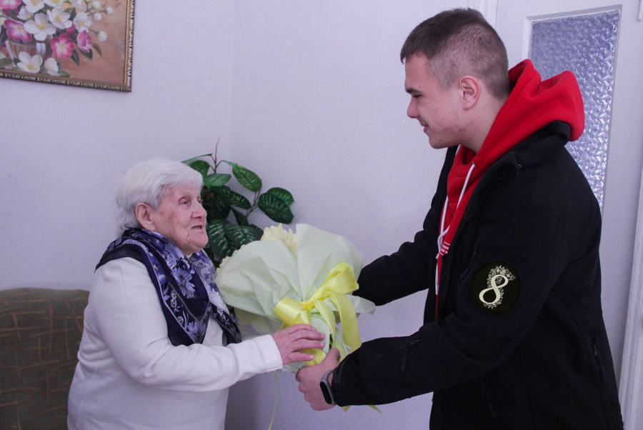 Молодёжь Запорожской области поздравила ветерана ВОВ Нину Богатырёву с 8 Марта. Фото © t.me / #ЮгМолодой