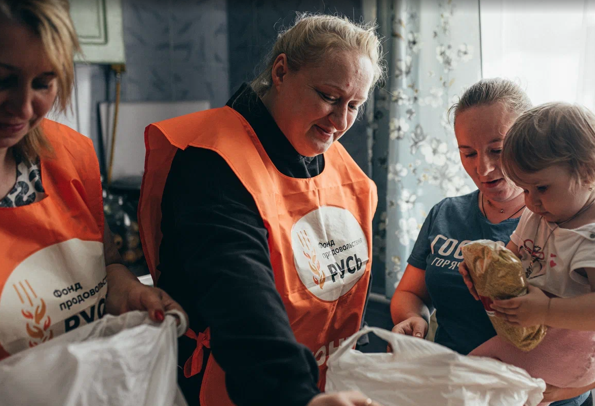 Волонтёры передают продукты семьям, которые в этом больше всего нуждаются. Фото © БФ "Банк еды "Русь"