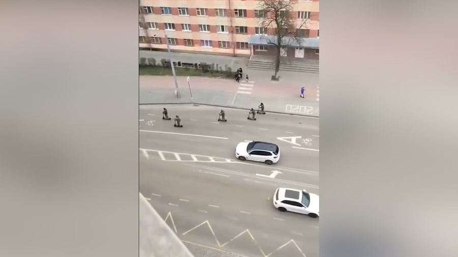 В Одессе военкомы пересели на самокаты. Скриншот видео © t.me / odnajdi_v_odesse