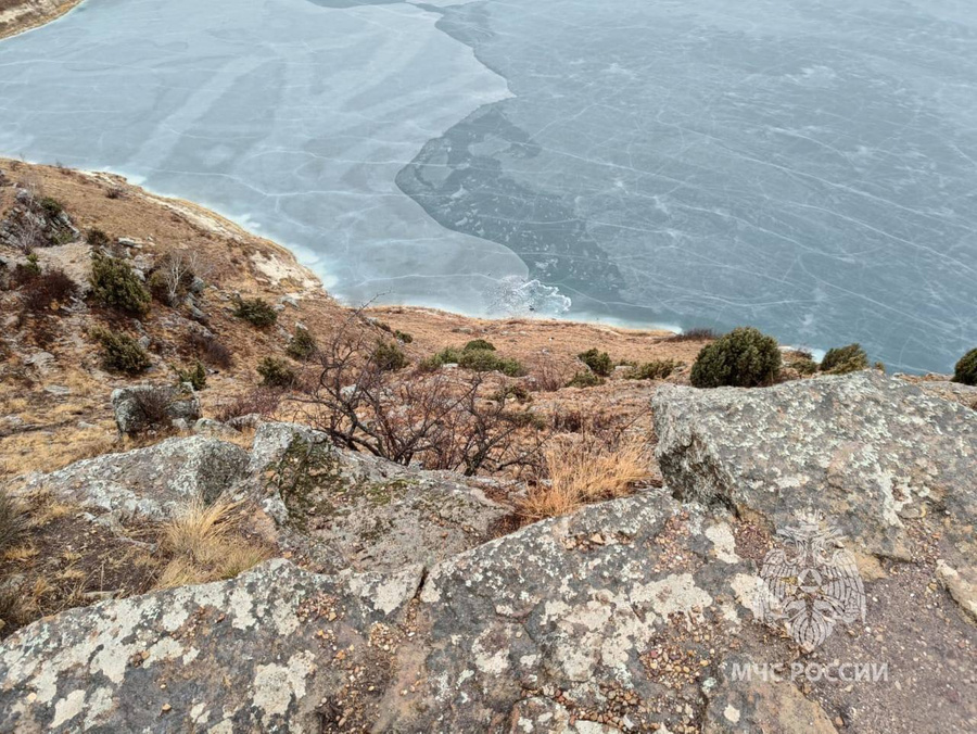 Внедорожник с туристами упал в озеро на Эльбрусе. Обложка © МЧС РФ