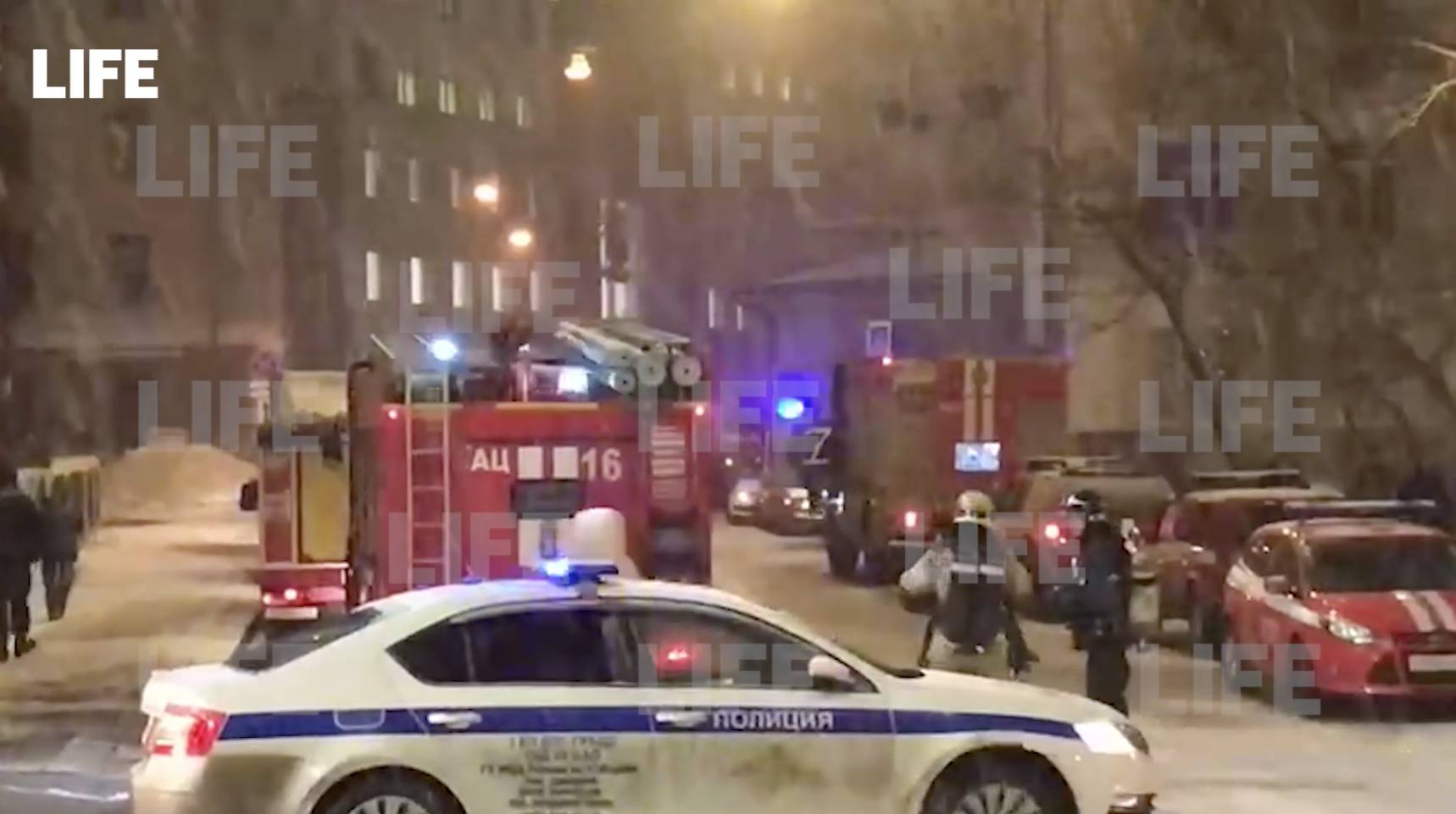 Лайф публикует видео обстановки у столичного главка МВД, где вспыхнул пожар