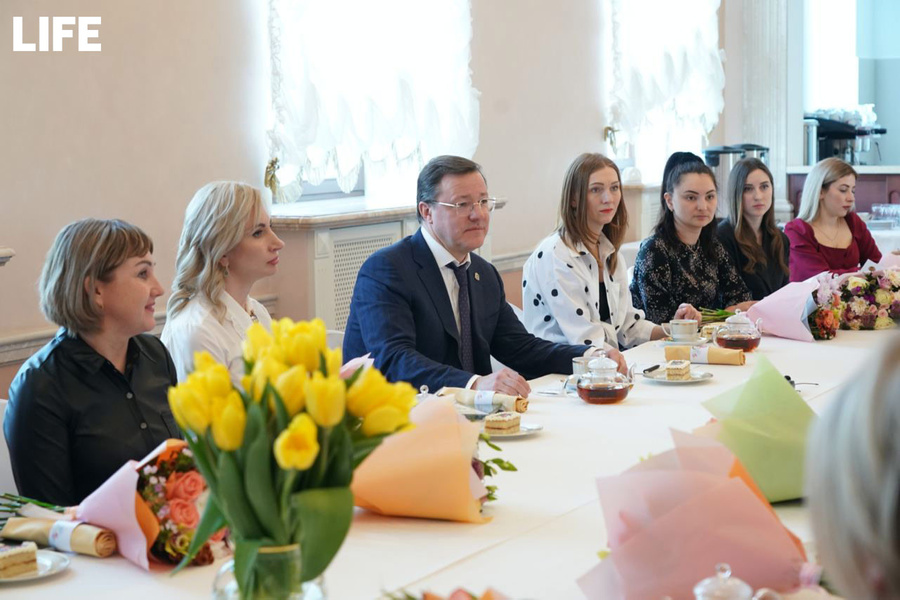 <p>Губернатор Дмитрий Азаров на встрече с жёнами участников СВО. Обложка © LIFE</p>
