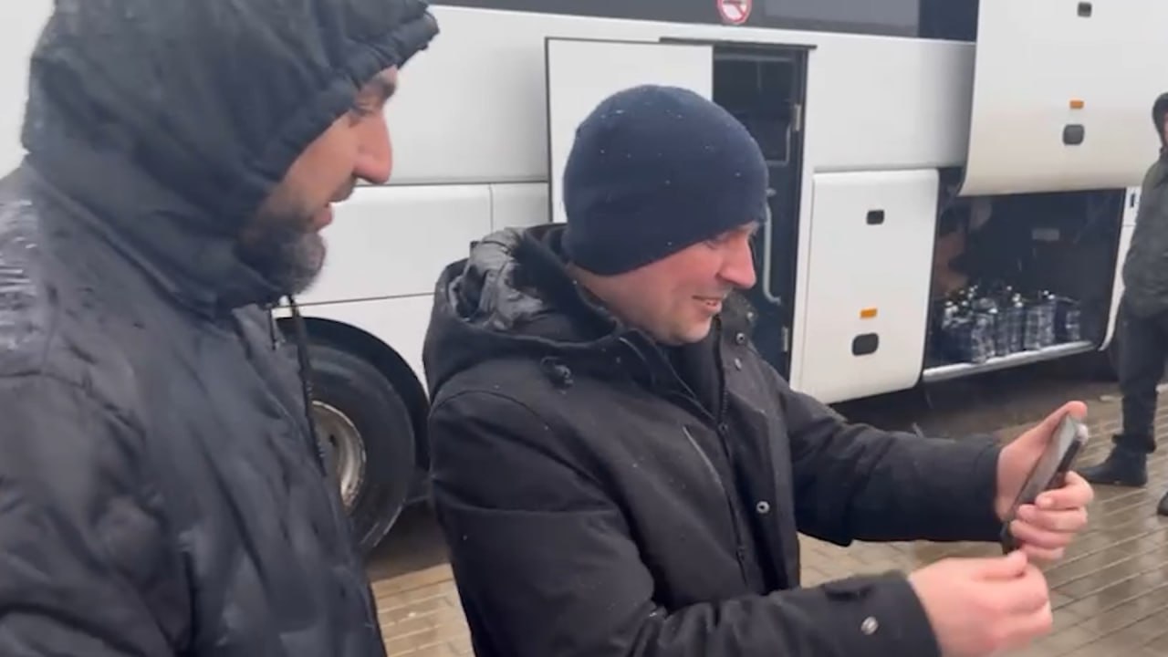 Сын родился, пока в плену был: На видео попал трогательный разговор российского военного, вернувшегося на родину