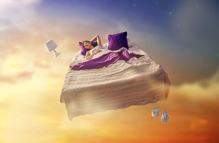 Спящая женщина на кровати. Фото © Shutterstock 