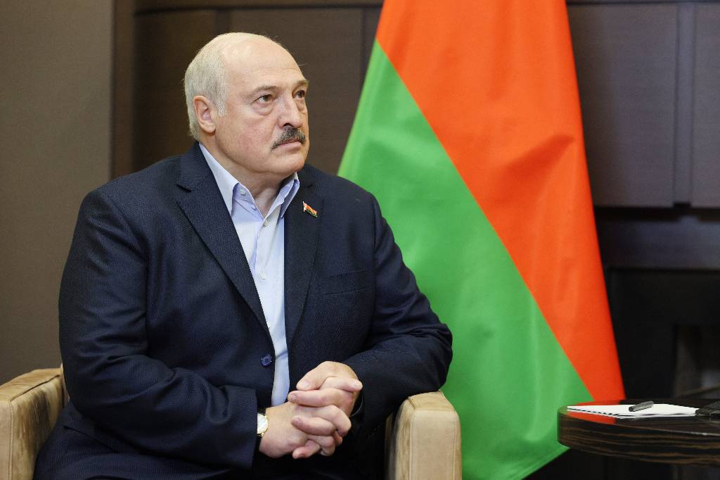 Лукашенко назвал звеньями одной цепи теракт в Брянской области и диверсию на аэродроме под Минском
