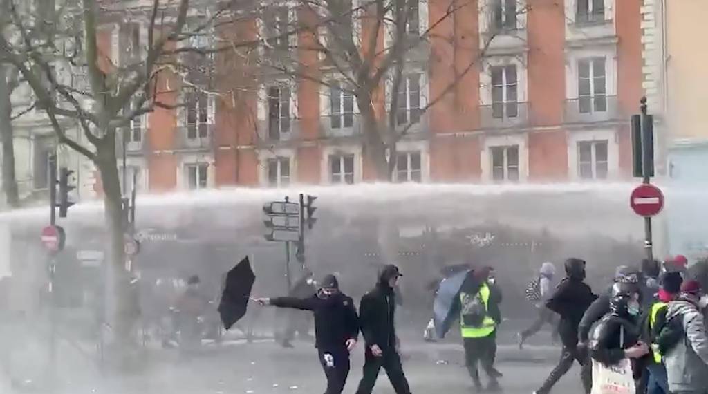 Полицейские применили водомёты для разгона митингующих во французских Рене и Лионе