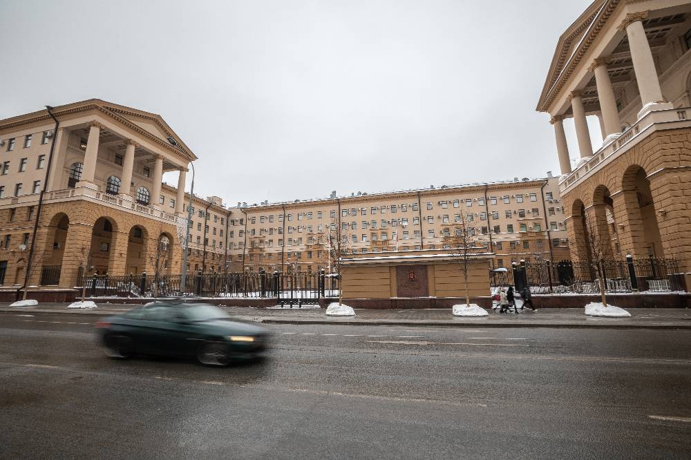 Пять человек эвакуировались из здания ГУ МВД в центре Москвы до прибытия пожарных