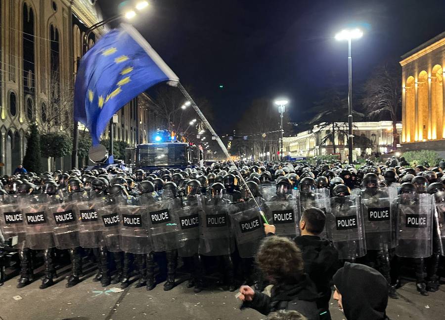 Флаг ЕС у протестующих в Тбилиси. Фото © ТАСС / Михаил Егиков