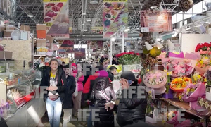 Праздничные пробки образовались на Рижском рынке в Москве в преддверии 8 Марта