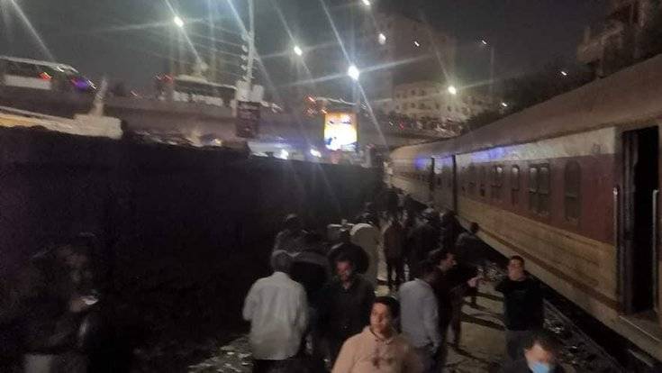 В Египте поезд сошёл с рельсов. Фото © Twitter / EgyptTodayMag