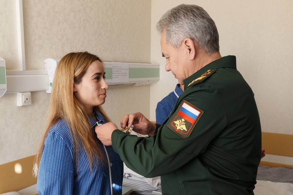 Шойгу: 443 женщины участницы специальной военной операции награждены госнаградами