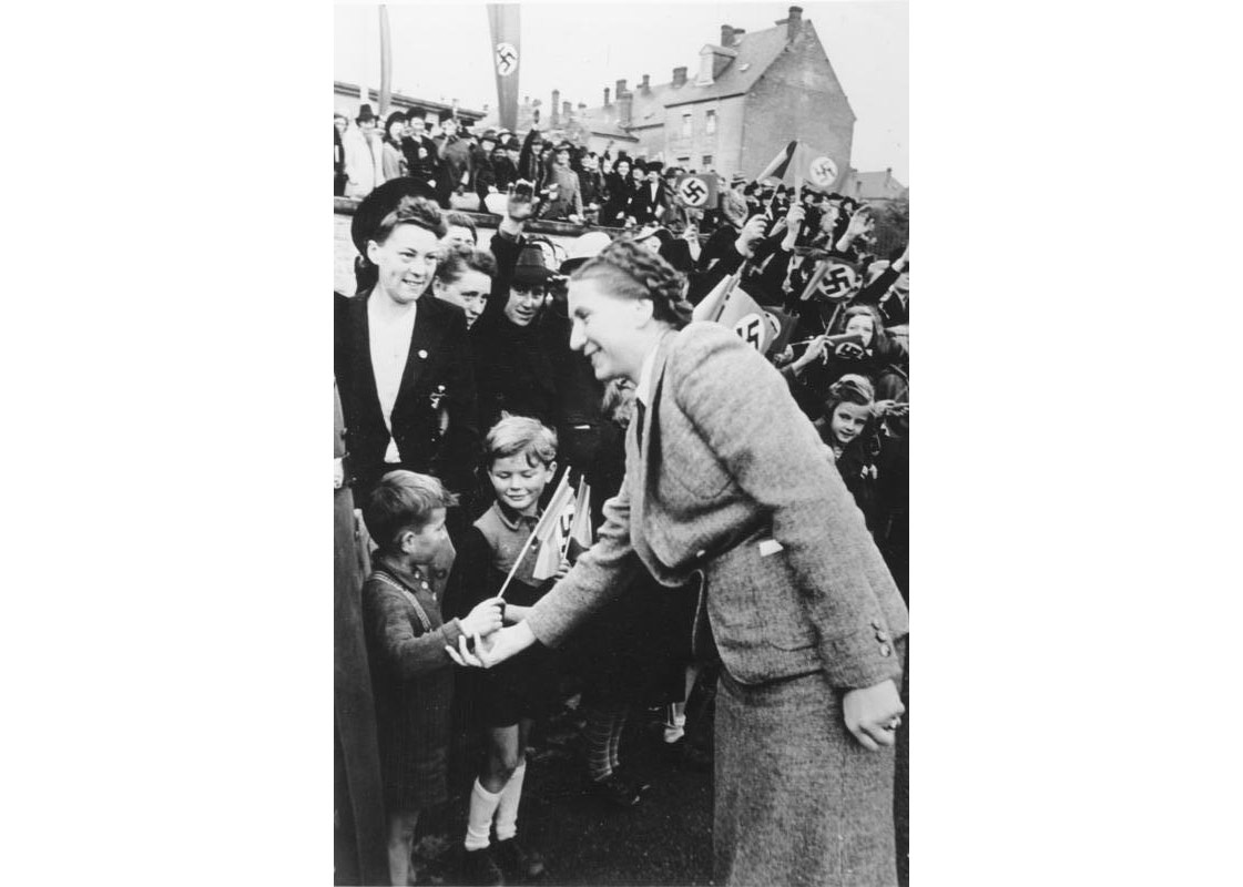 Гертруда Шольц-Клинк на встрече с женщинами Люксембурга. 21 октября 1941 г. Фото © Wikipedia