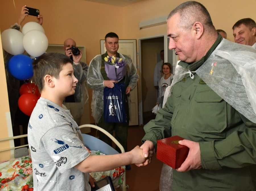 Мальчику-герою из Брянской области вручают медаль "За доблесть и отвагу". Фото © Telegram / AV БогомаZ