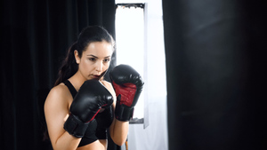 Отключиться от проблем и сжечь кучу калорий: Тренер назвала 5 причин начать заниматься женским боксом