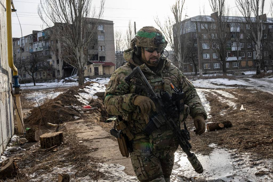 Украинский военнослужащий. Фото © ТАСС / AP / Evgeniy Maloletka