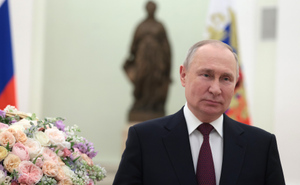 "Любви и взаимопонимания": Путин на фоне царицы и букета поздравил россиянок с 8 Марта