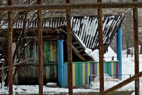 Крыша веранды детсада обрушилась из-за снега. Фото © VK / "Подслушано Гусь-Хрустальный [ПГХ]"