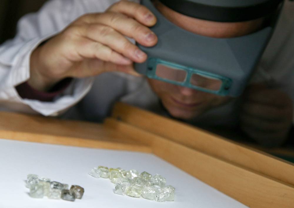 Учёные исследовали древнейший на Земле алмаз возрастом три миллиарда лет, найденный в Якутии