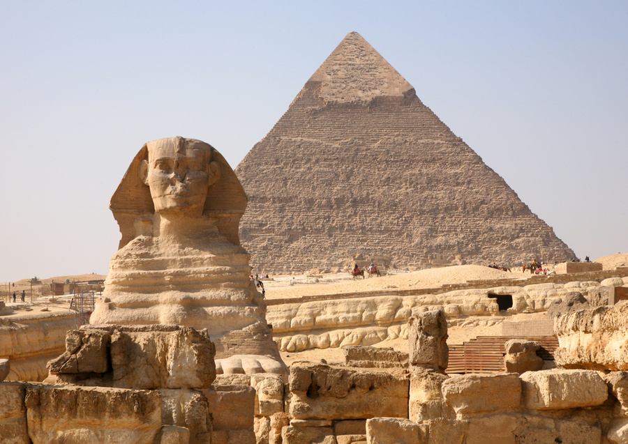 Большой сфинкс и пирамида Хеопса. Обложка © Shutterstock