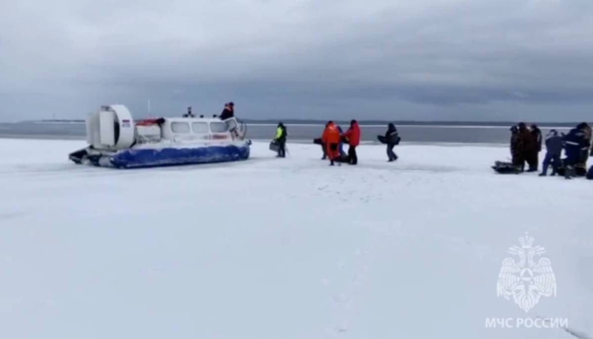 С оторвавшихся льдин в Ленобласти спасли 83 рыбака