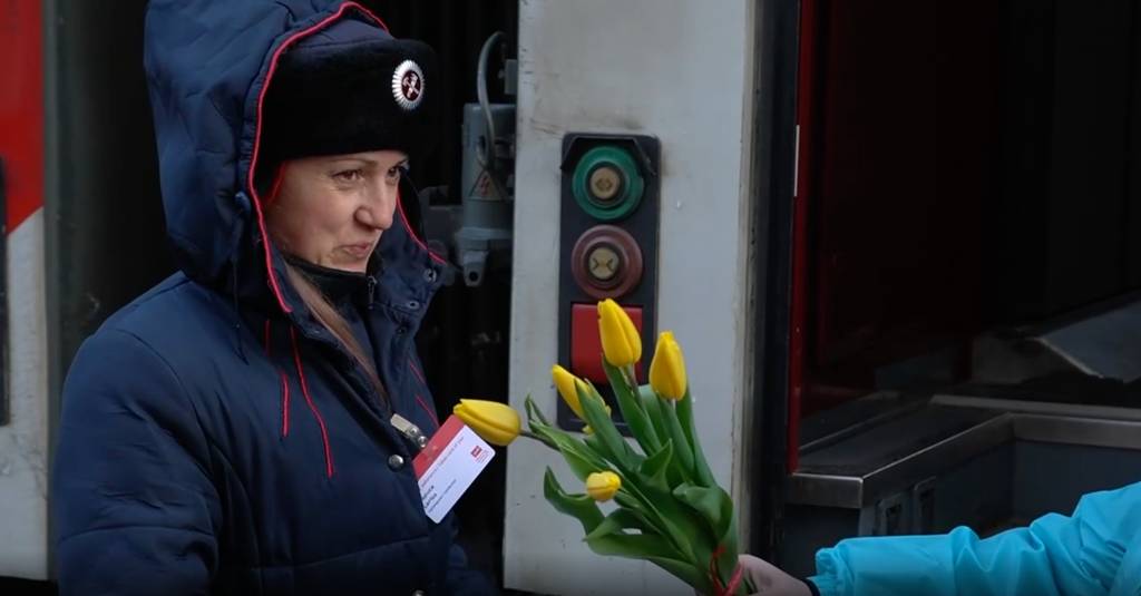 Волонтёры акции #МЫВМЕСТЕ поздравили с 8 Марта работающих сегодня женщин