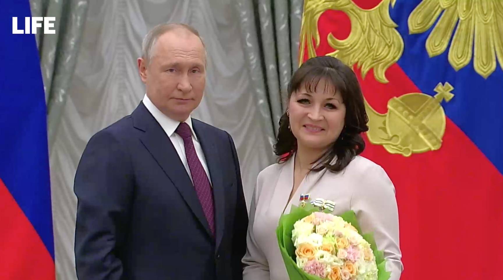 Путин наградил многодетных россиянок орденом "Мать-героиня" в Кремле