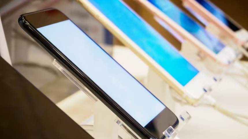 В Россию почти перестали завозить серые смартфоны