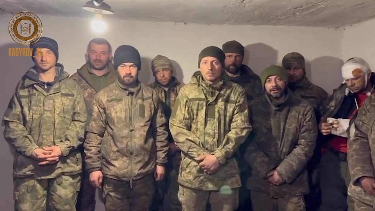 Кадыров опубликовал видео с десятью украинскими пленными