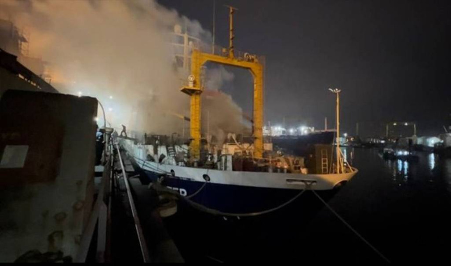 Рыболовецкое судно под российским флагом загорелось в Стамбуле. Обложка © Twitter / borsagundem