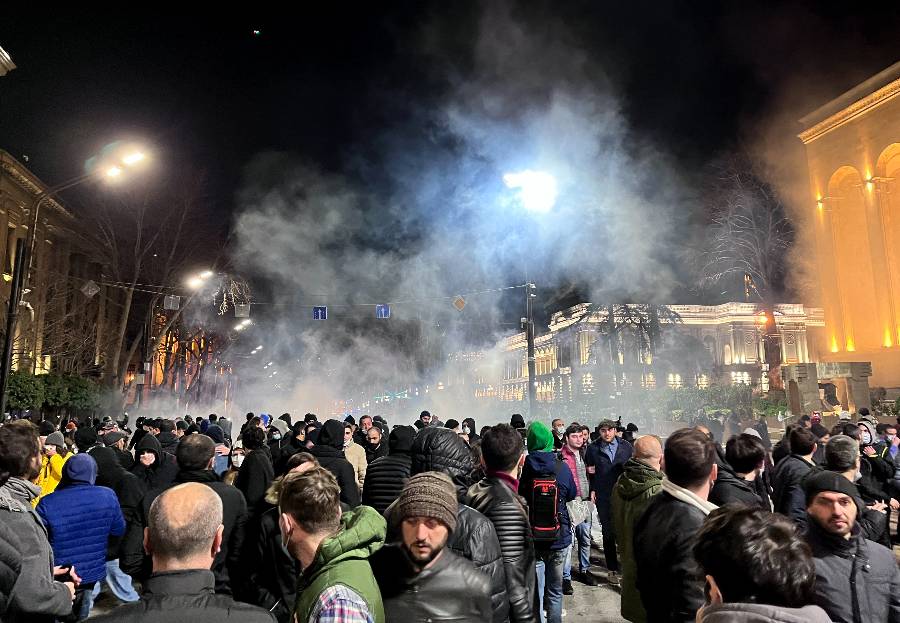 В Тбилиси протестующие после окончания срока ультиматума пошли на штурм парламента