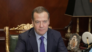 "Дарите нам счастье, даже в тревожные дни": Медведев поздравил российских женщин с 8 Марта