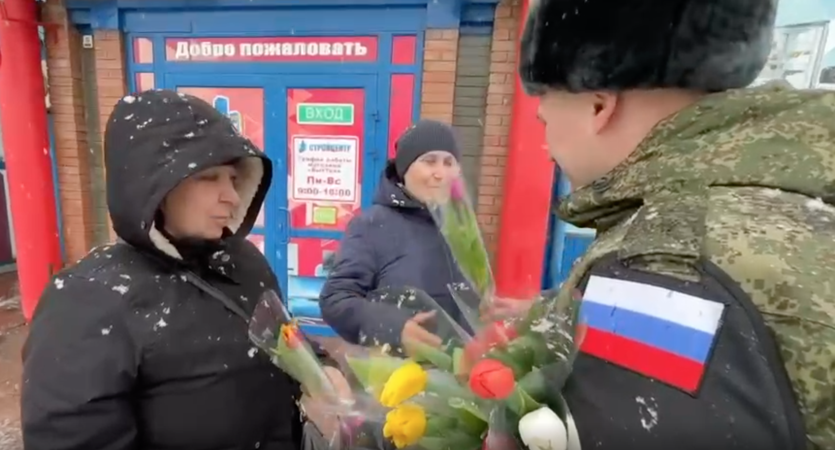 Сотрудники СК РФ поздравили жительниц Луганска с 8 Марта и вручили им цветы