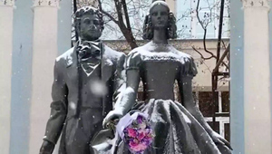 Москвичи "поздравили" памятники женщинам с 8 Марта и "подарили" им цветы