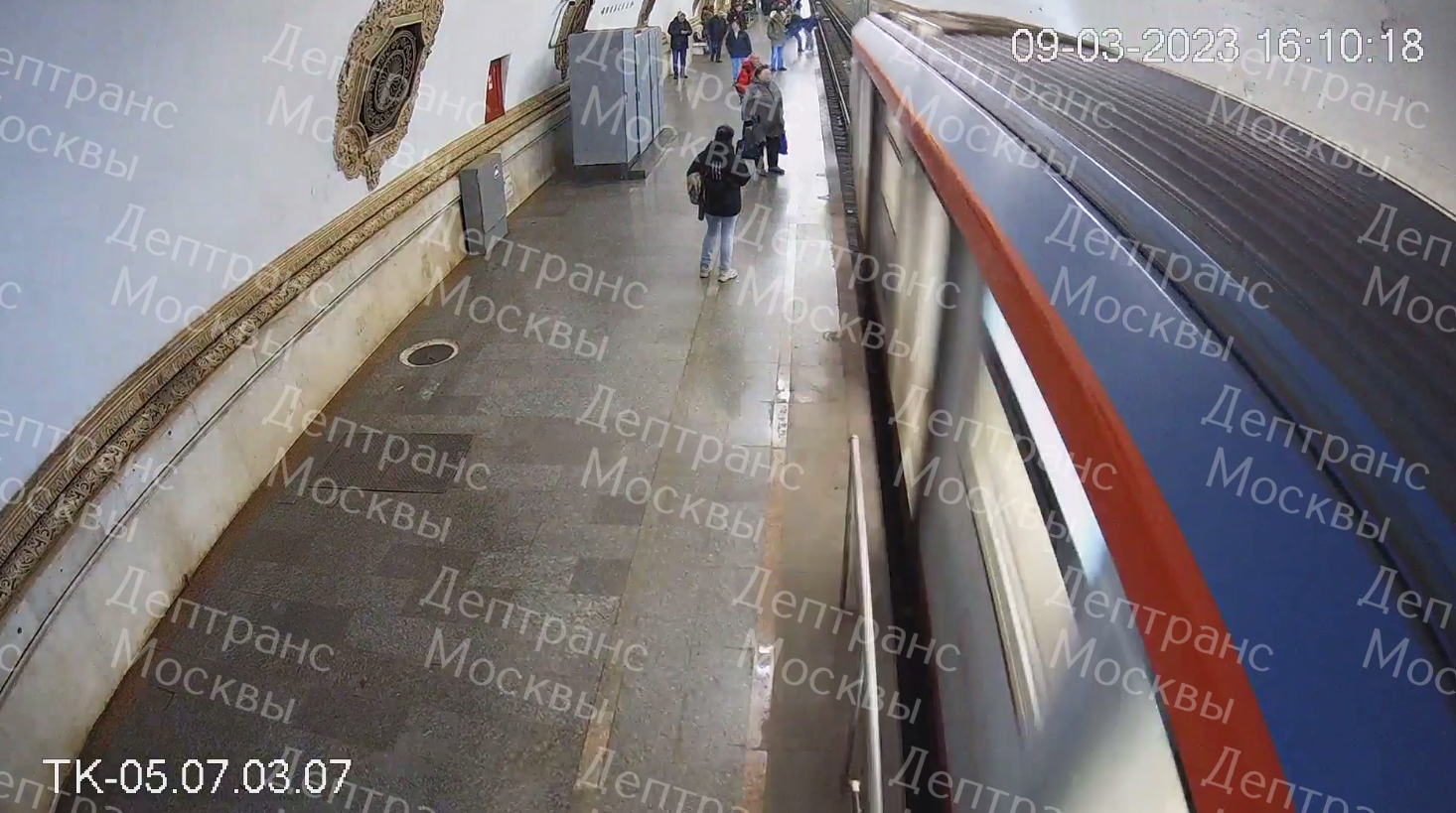 Парень толкнул девушку под поезд. Станция метро. Московское метро. Рельсы метро. Метро Питер.
