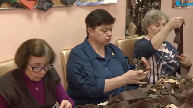 Мастерицы из Петербурга плетут маскировочные сети для отправки в зону СВО