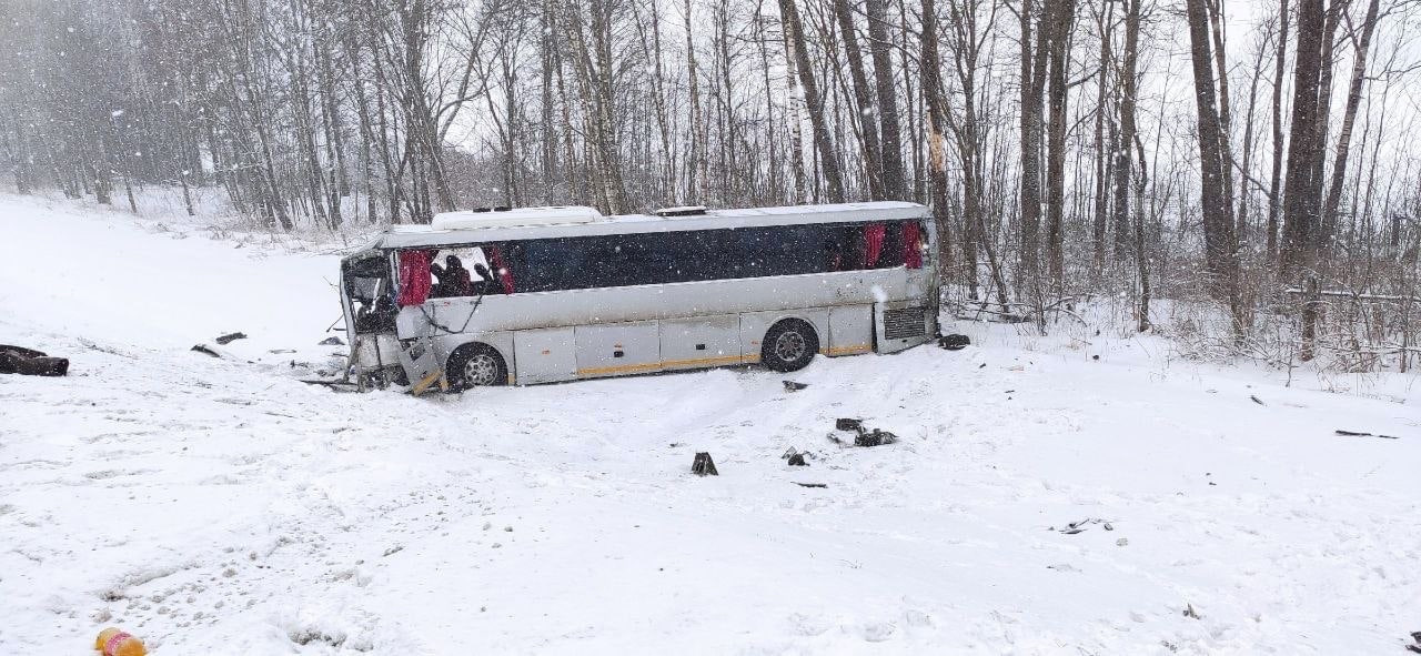 Три человека погибли в ДТП с автобусом и фурой в Брянской области