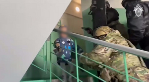СК показал видео с моментом спасения ребёнка из квартиры вооружённого чиновника в Нижневартовске