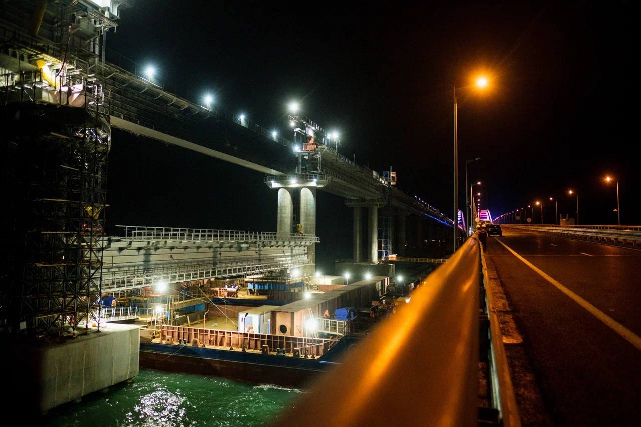Работы по монтажу первого пролёта железнодорожной части Крымского моста. Фото © Telegram / Марат Хуснуллин