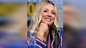 Звезда "Теории большого взрыва" впервые родила в 37 лет и показала ребёнка