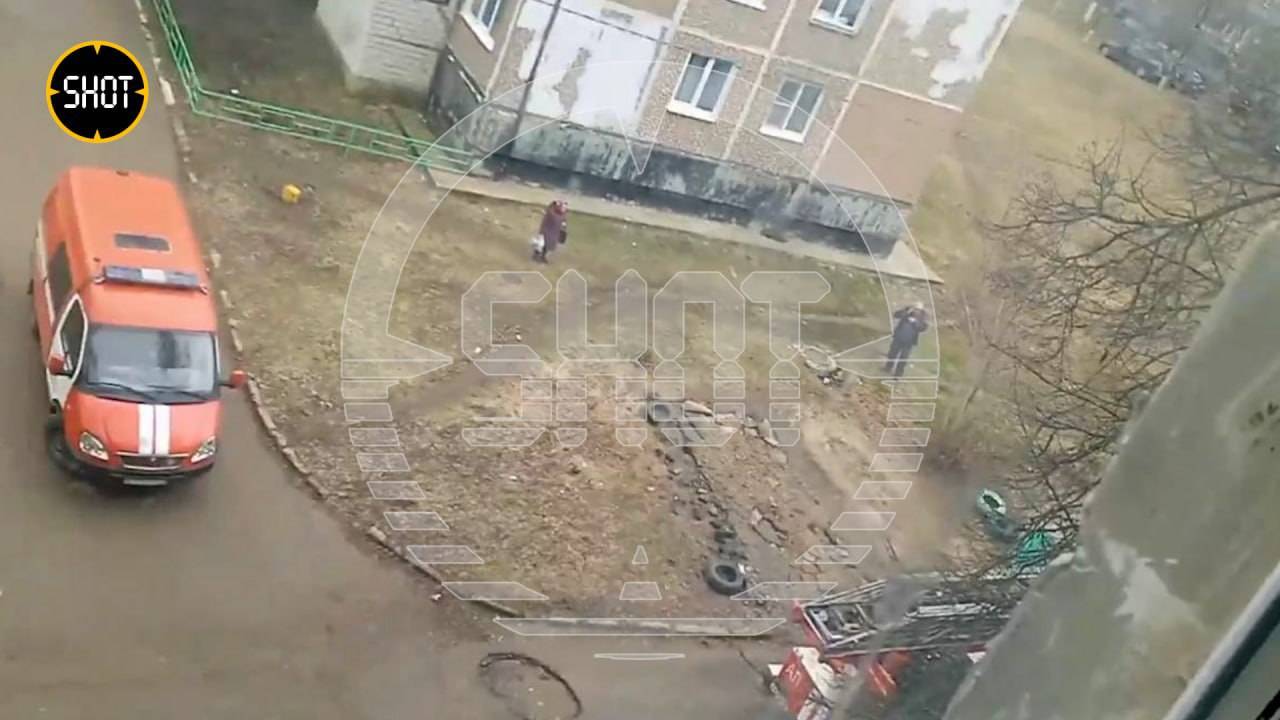 Неизвестный дрон упал на дерево в Тульской области