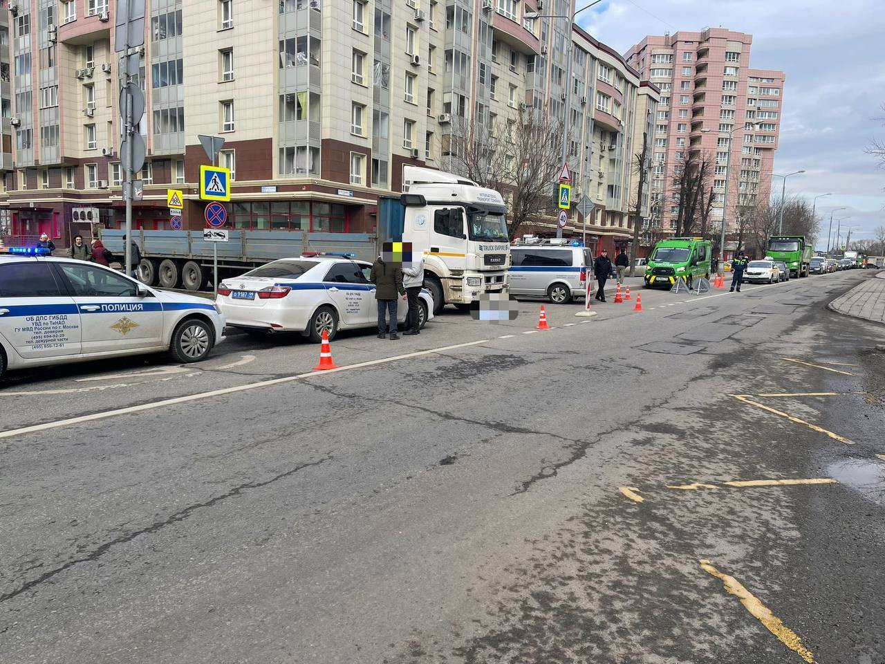 В Москве водитель КамАЗа насмерть сбил девушку на пешеходном переходе