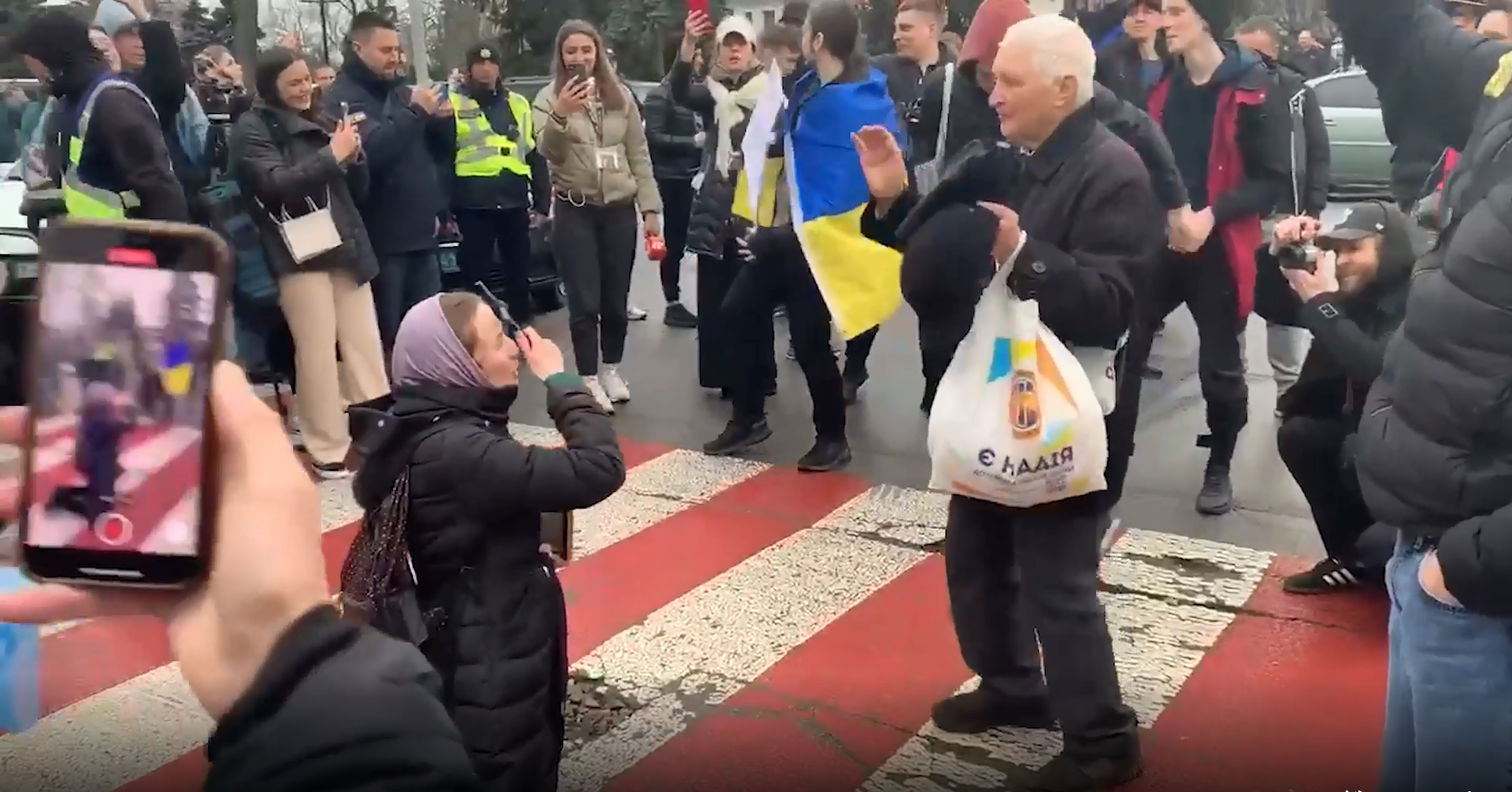 Молившаяся среди противников УПЦ оказалась певчей хора Киево-Печерской лавры