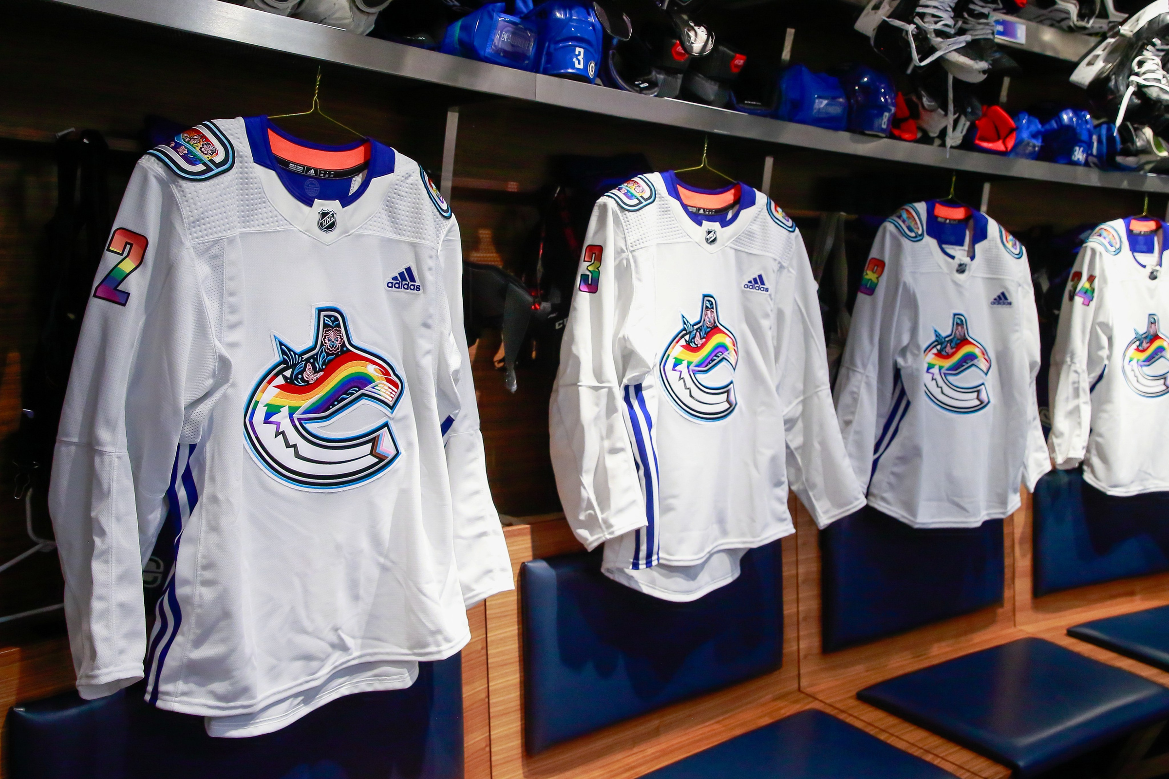 Футболки для хоккеистов НХЛ для ЛГБТ-акции. Фото © Twitter / Canucks