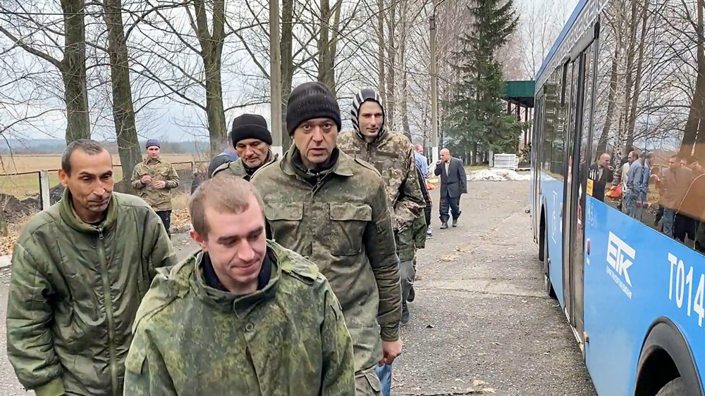 106 российских военных вернулись из украинского плена на родину
