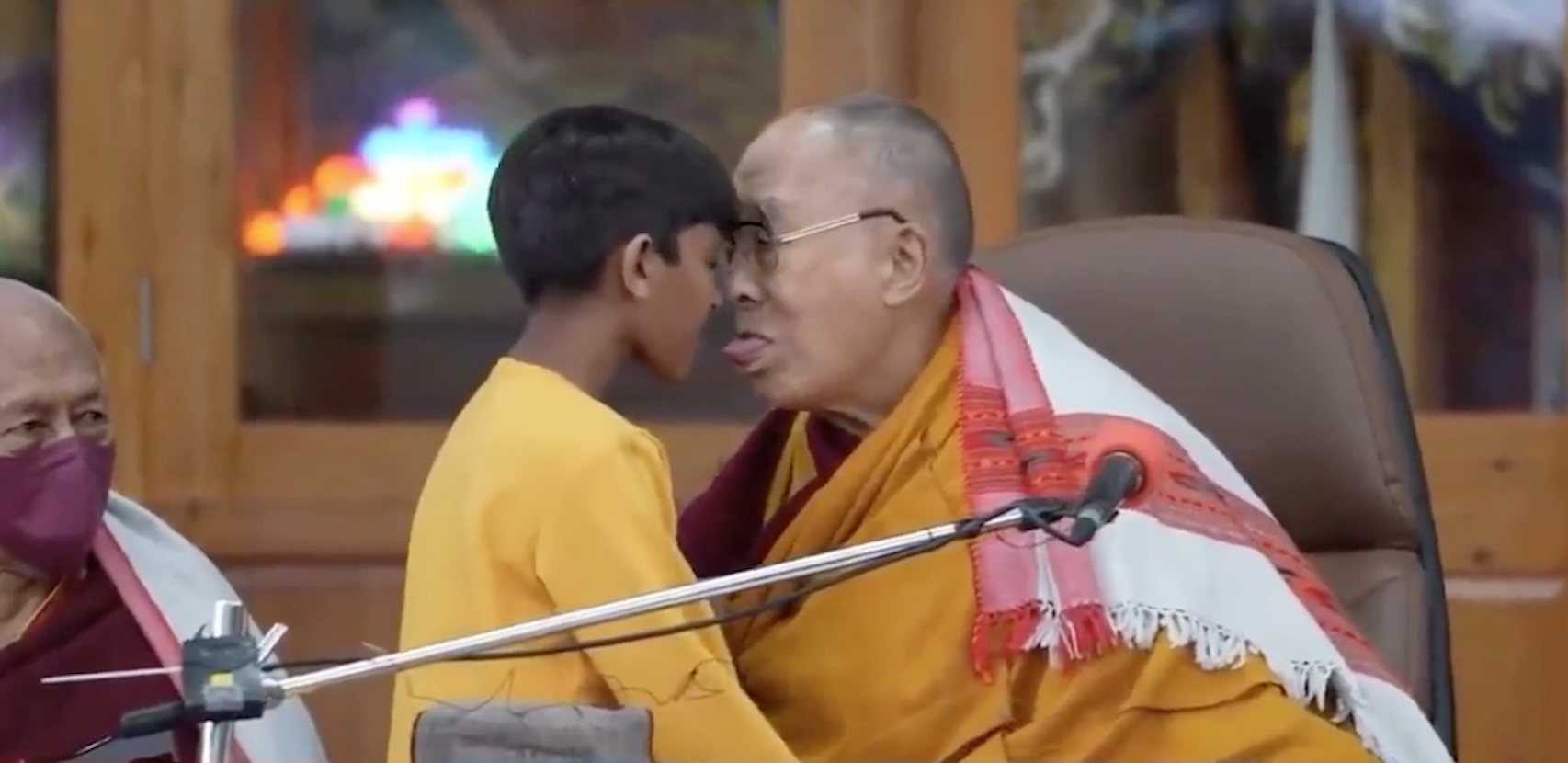 Далай-лама извинился за скандальное видео с мальчиком, которого он просил 