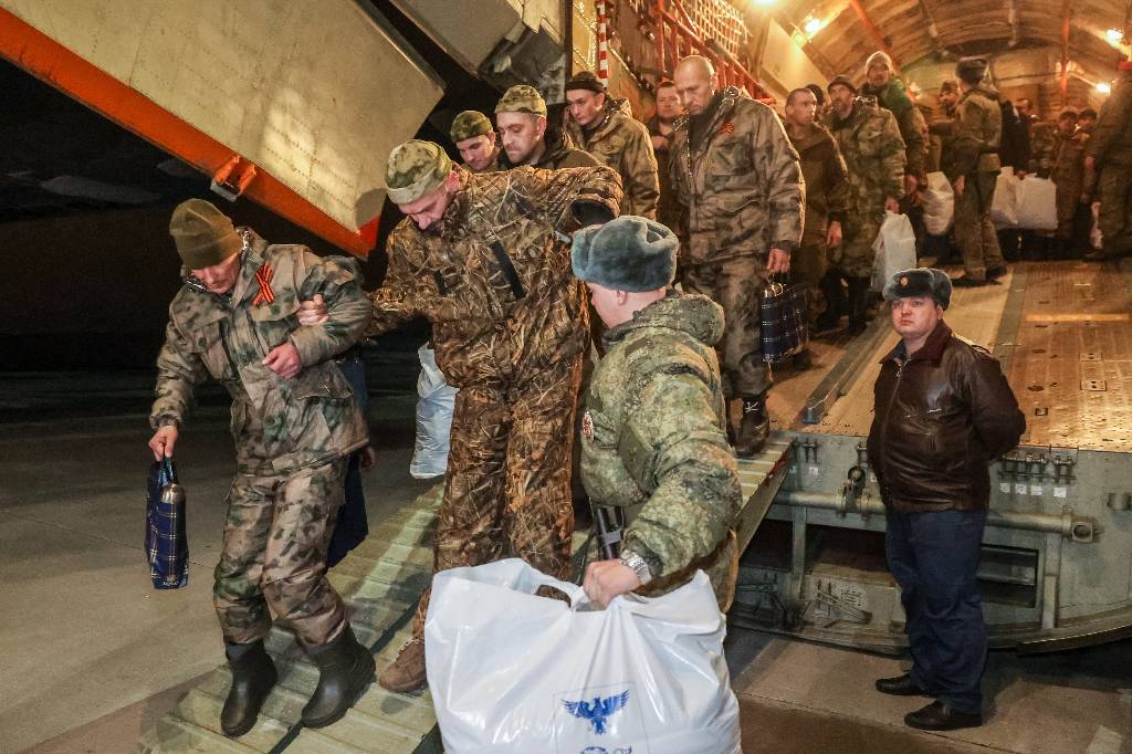 Самолёт с освобождёнными из плена российскими бойцами приземлился в Подмосковье
