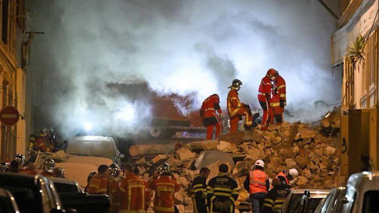 France 24: Пожарные нашли два тела под завалами обрушившегося дома в Марселе