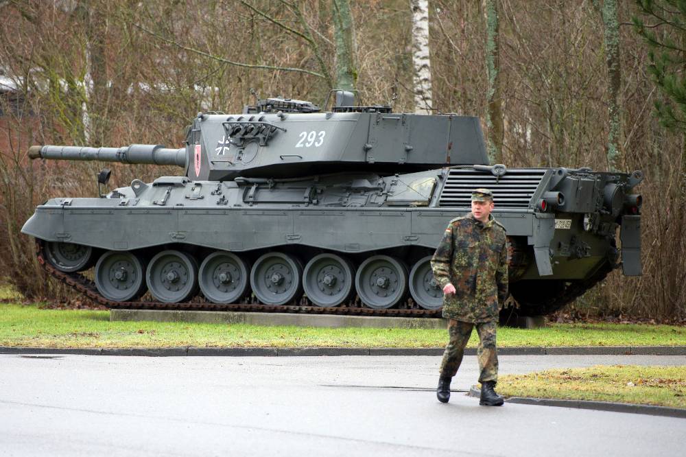 Министр обороны Дании назвал сроки передачи ВСУ самоходок Caesar и танков Leopard