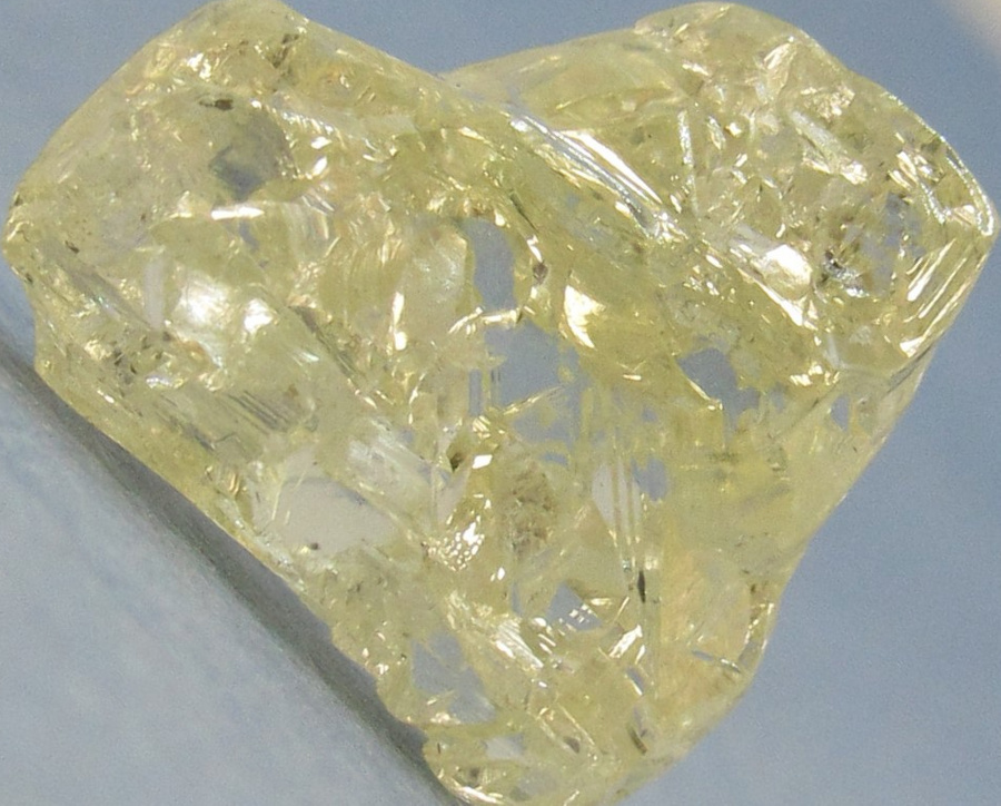 Алмаз вот такой необычной формы нашли в Архангельской области. Фото © АО СЕВЕРАЛМАЗ / Мирошникова Наталья