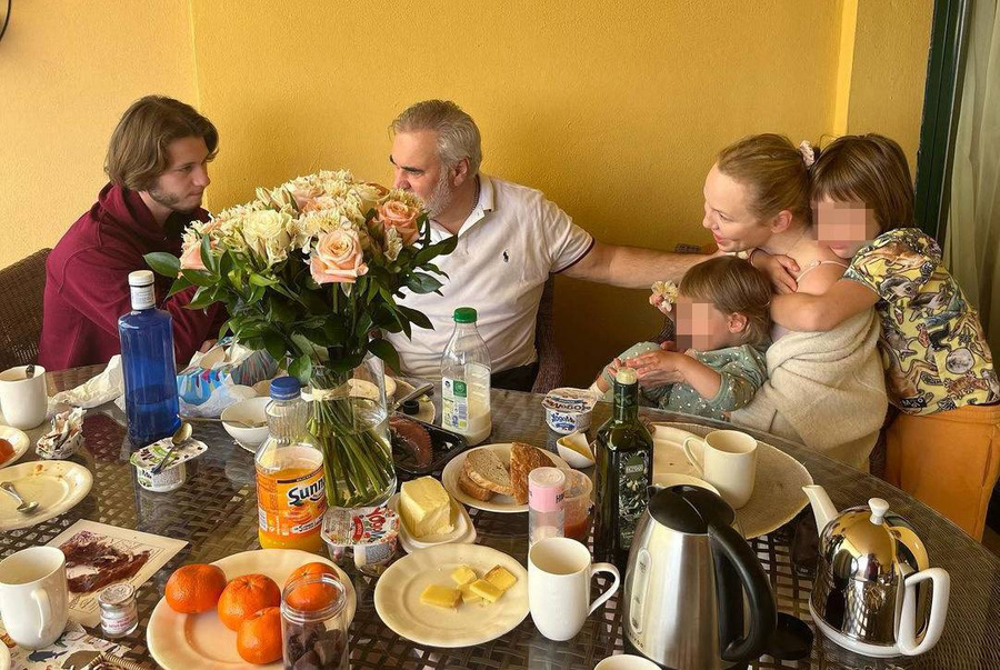 Валерий Меладзе с женой и детьми. Фото © Instagram (признан экстремистской организацией и запрещён на территории Российской Федерации) / meladzevalerian